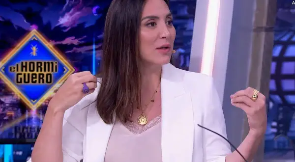 Tamara Falcó, con su estatura elegante, habla en El Hormiguero con un blazer blanco y joyas doradas.