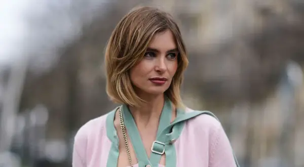 Mujer con corte de pelo bob escalonado, ideal para cortes de pelo para dar volumen al pelo fino.