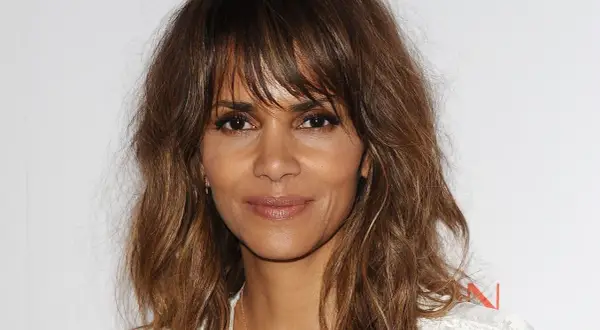 Halle Berry luce un favorecedor shaggy corte con capas y flequillo desordenado, enmarcando su rostro.