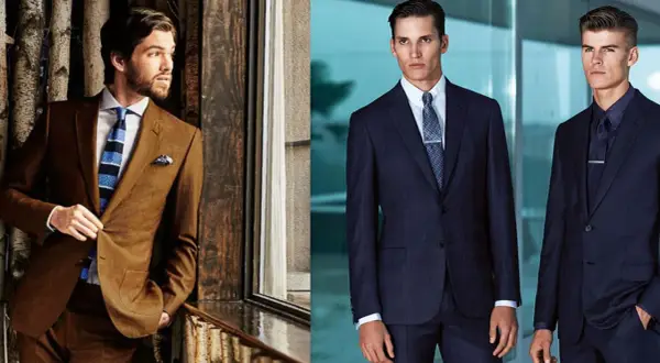 Tres hombres con trajes elegantes, perfectos para un dress code cocktail hombre. Uno luce un traje marrón con corbata a rayas, los otros dos, trajes azul marino.