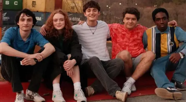 Sadie Sink y sus amigos, ¿será que alguno es su novio? Los chicos de Stranger Things juntos.