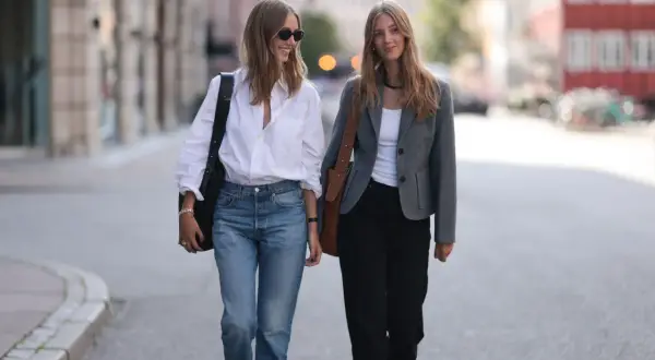 Dos mujeres pasean por la calle, un ejemplo de cómo vestir en otoño en España con estilo casual y elegante.