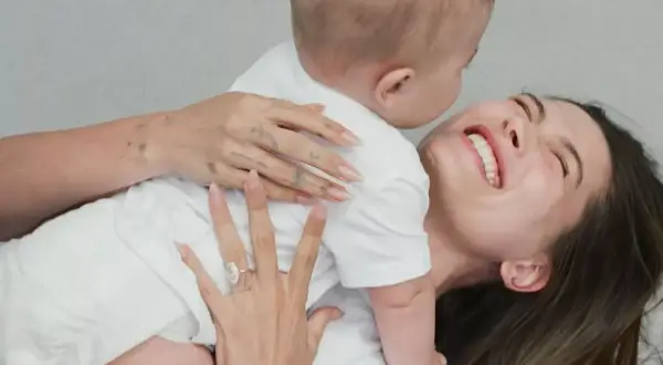 Hailey Bieber ríe mientras abraza a su hijo, un momento tierno que recuerda a la familia de Justin Bieber hijo.