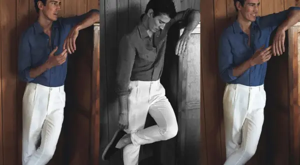 Hombre con camisa azul y pantalón blanco, un look ideal que combinar con pantalón blanco hombre para un estilo veraniego.