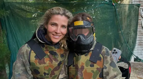 Elsa Pataky y su hija, listas para la acción en paintball. ¡Aventura familiar!