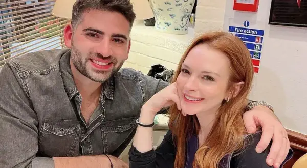 Bader Shammas y Lindsay Lohan sonríen a la cámara, compartiendo un momento íntimo.