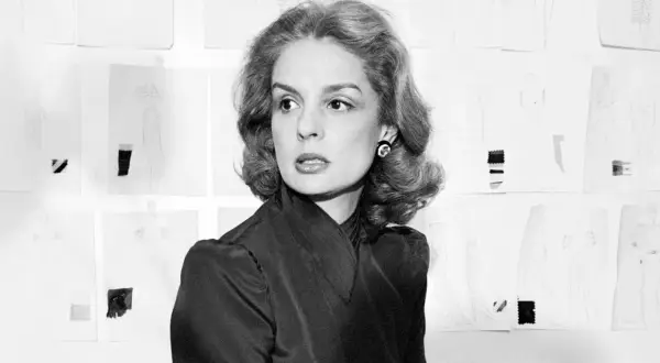 Carolina Herrera, rodeada de bocetos de moda, inspira con su mirada.
