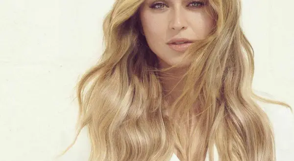 La **belleza Paula Badosa** deslumbra con su melena rubia y mirada cautivadora, un retrato que evoca elegancia y serenidad.