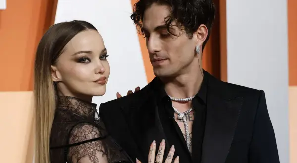 Damiano David y su pareja, luciendo elegantes y cercanos, capturan la atención en un evento.