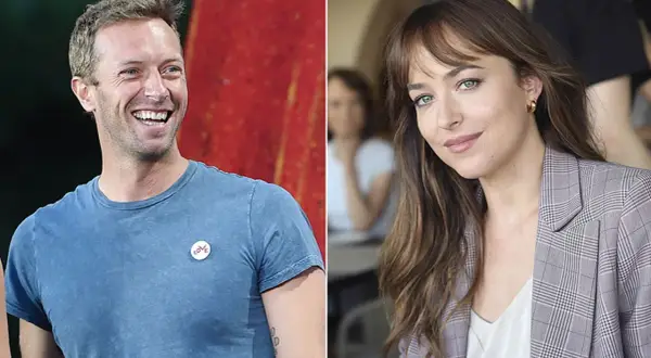 Chris Martin sonríe con una camiseta azul, mientras Dakota Johnson posa con un blazer a cuadros.