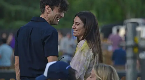 Javier Rey y Blanca Suárez ríen juntos al aire libre, compartiendo un momento cómplice.