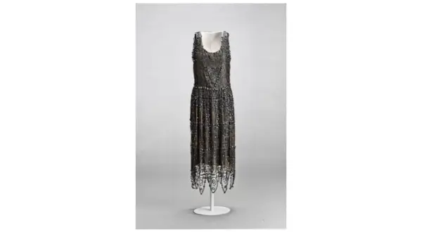 Vestido de noche de Madeleine Vionnet, con intrincados bordados y flecos, un ejemplo de su maestría en el corte al bies.