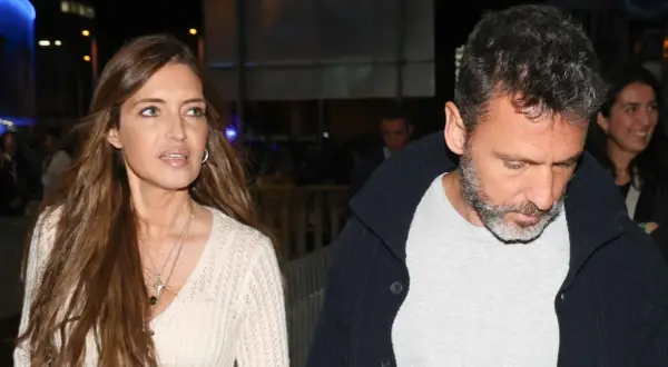 Sara Carbonero y su novio, Iker Casillas, pasean juntos.