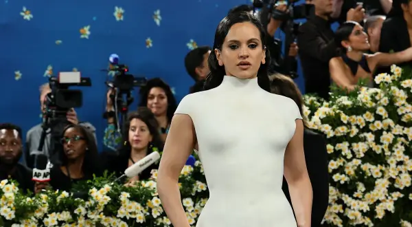 Rosalía deslumbró en la Met Gala con un vestido blanco escultural, rodeada de cámaras y flores.