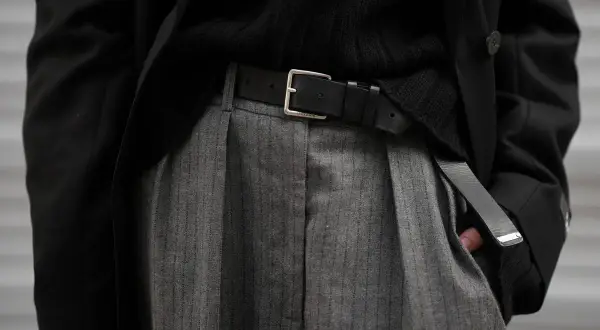 Look elegante con este outfit: cómo combinar pantalón raya diplomatica mujer con blazer negro y jersey.