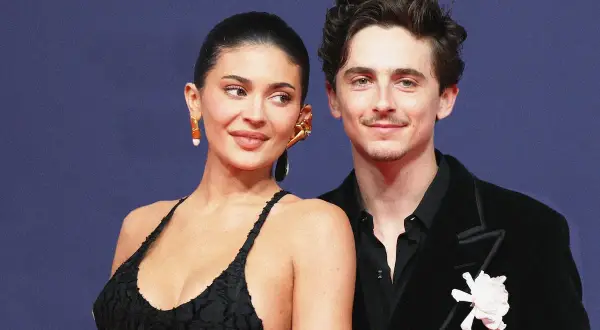 Timothée Chalamet y su pareja, Kylie Jenner, posan juntos en un evento.