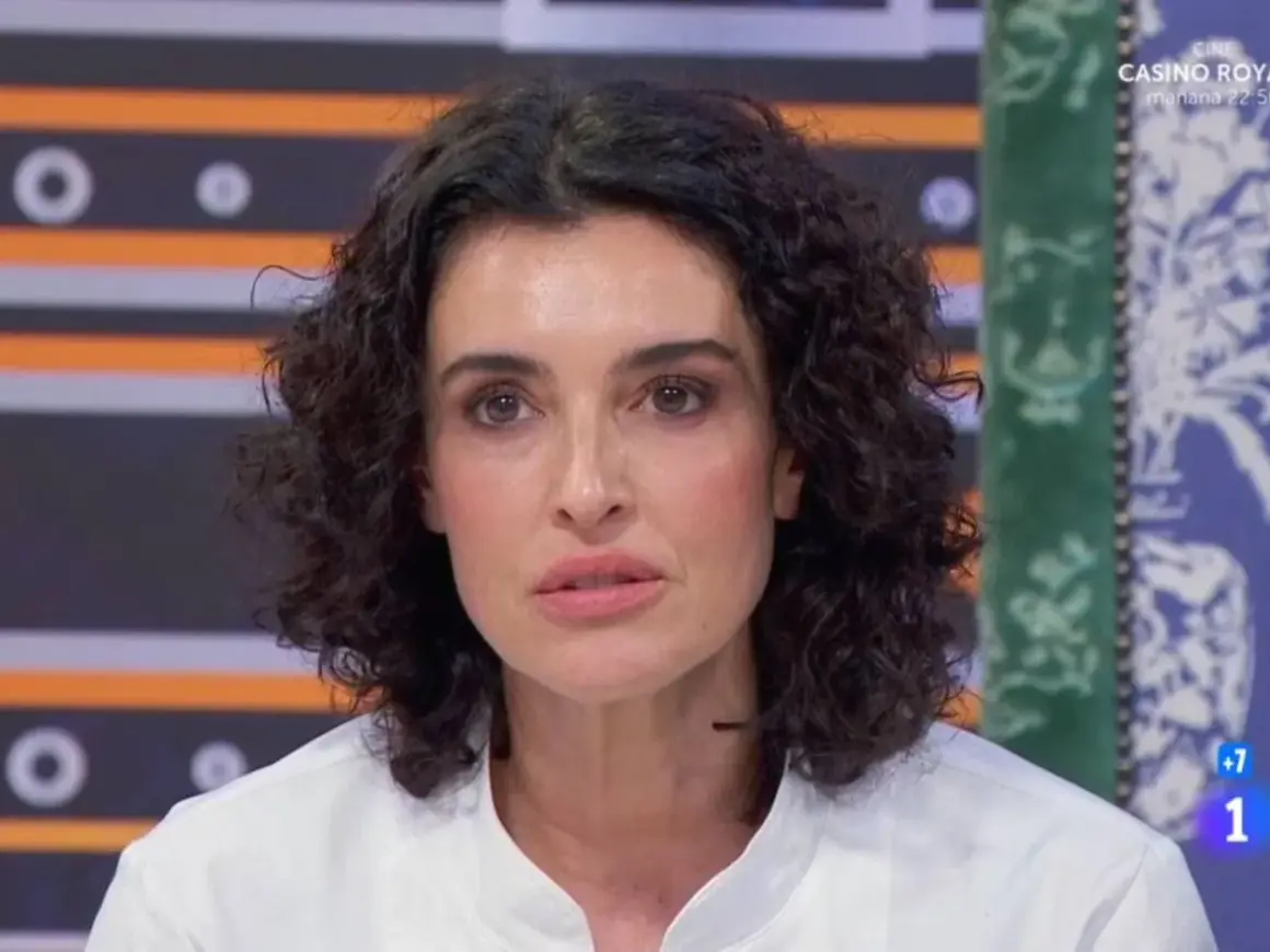 Blanca Romero, con su característica melena rizada, mira fijamente a la cámara.