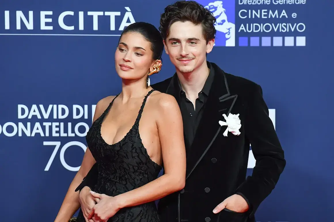 Kylie Jenner y Timothée Chalamet, elegantes en la alfombra roja.