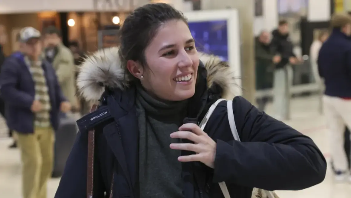 Teresa Urquijo y Moreno sonríe, abrigada con una parka de pelo, lista para su viaje.