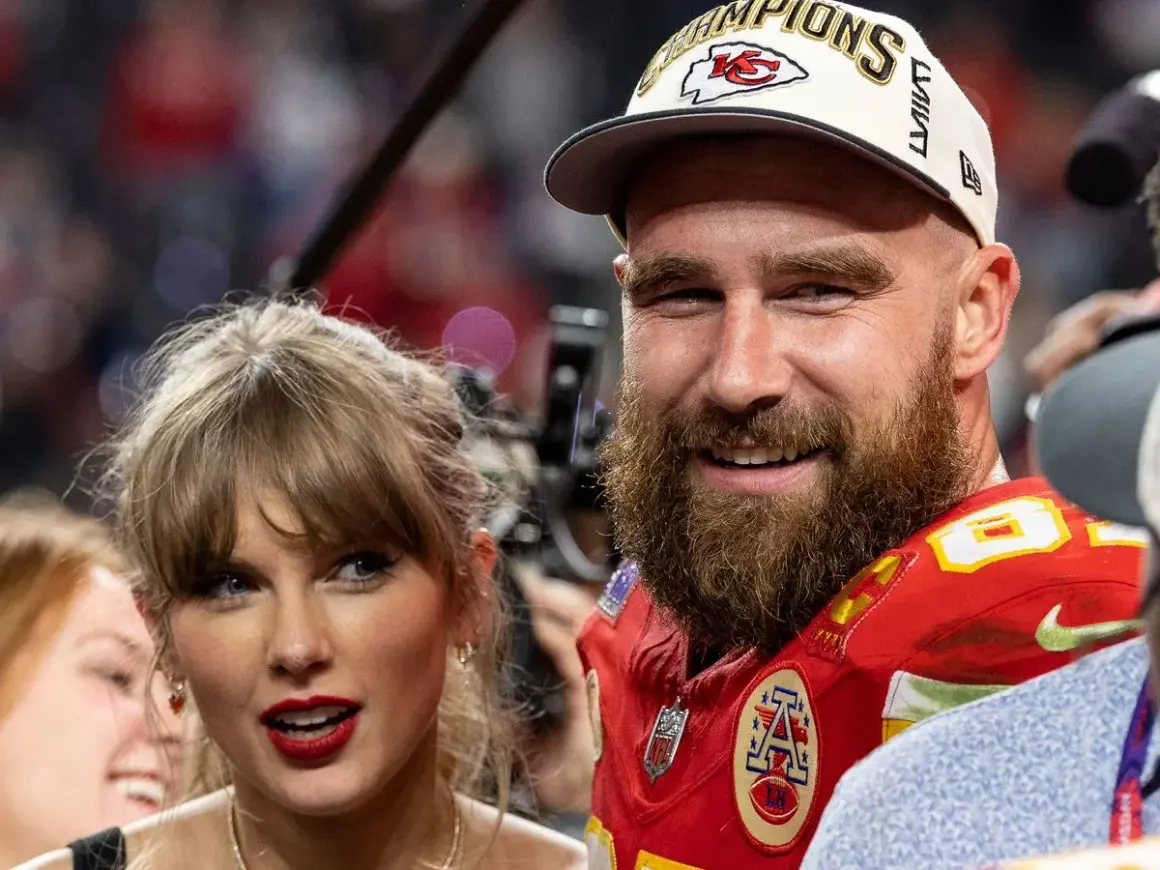 Travis Kelce, con gorra de campeones, sonríe junto a Taylor Swift, celebrando un momento especial.