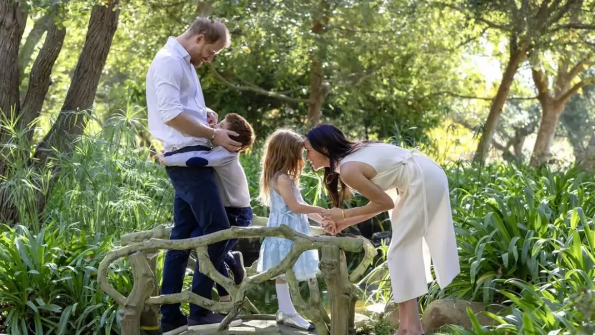 Harry y Meghan disfrutan un momento tierno con sus hijos en un puente de jardín.