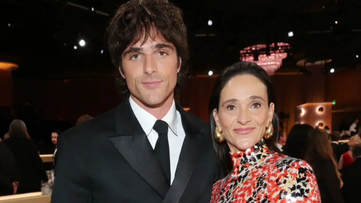 Jacob Elordi y su posible jacob elordi girlfriend, ambos elegantes en un evento.