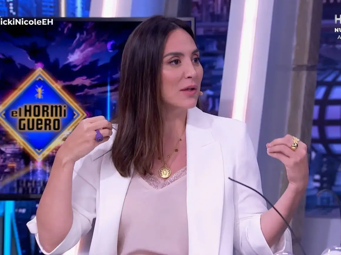 Tamara Falcó, con su estatura elegante, habla en El Hormiguero con un blazer blanco y joyas doradas.