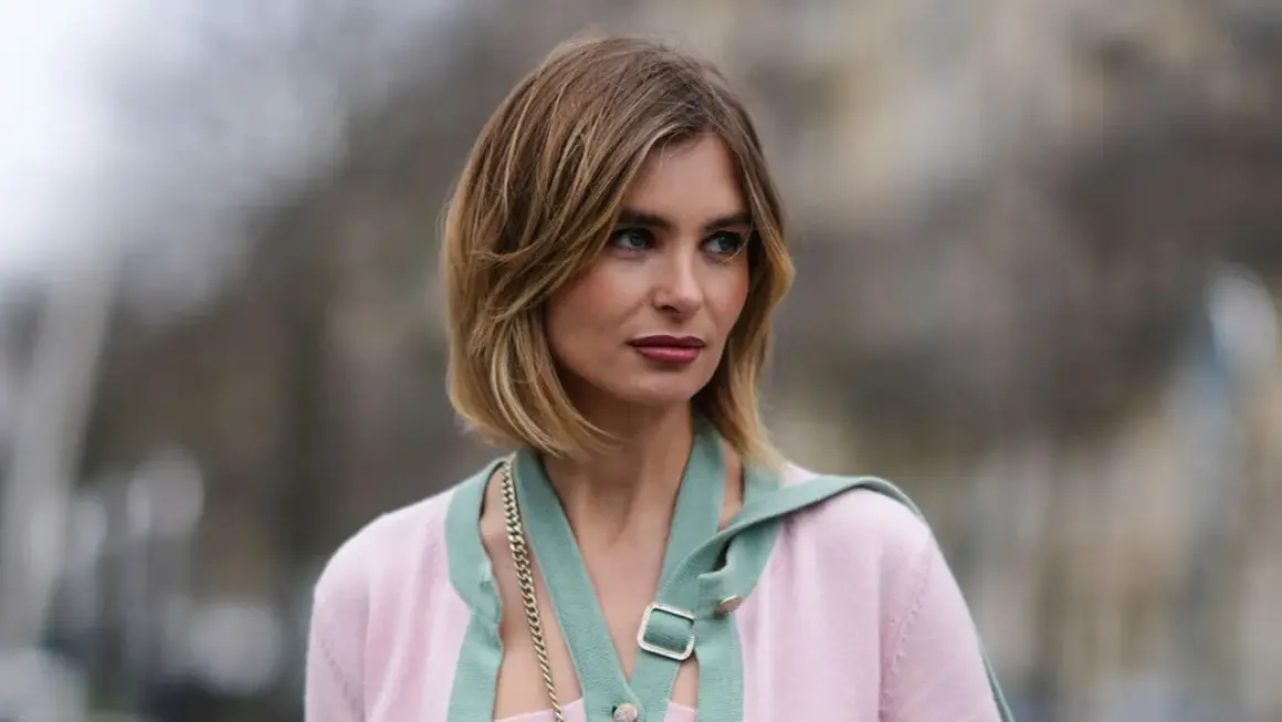 Mujer con corte de pelo bob escalonado, ideal para cortes de pelo para dar volumen al pelo fino.