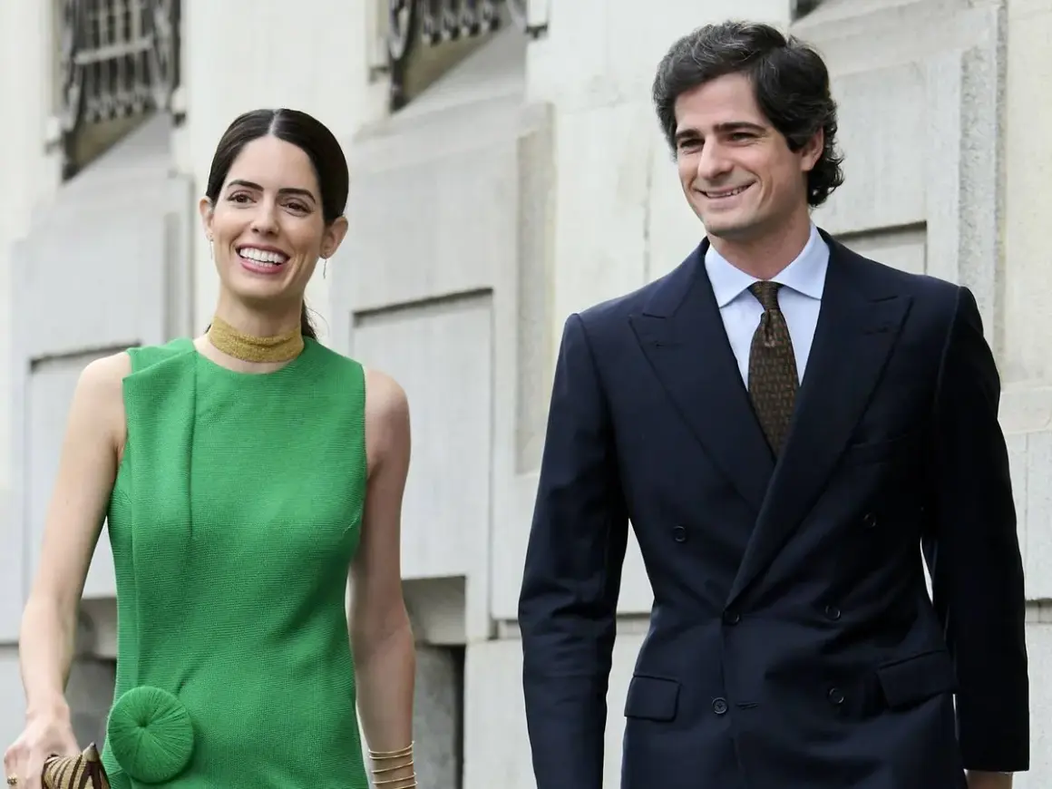 Los duques de Huéscar, Sofía Palazuelo y Fernando Fitz-James Stuart, sonríen mientras pasean.