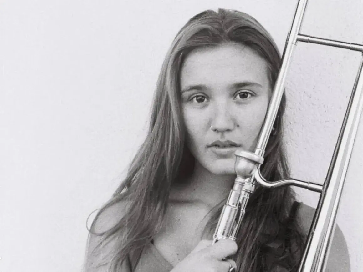 Rita Payés, joven trombonista, posa con su instrumento.