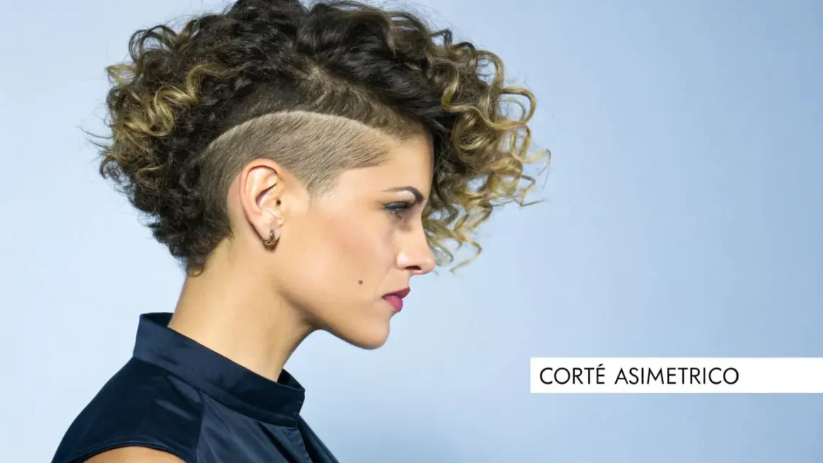 Mujer con pelo corto rizado y rapado asimétrico, luciendo un estilo audaz y moderno.