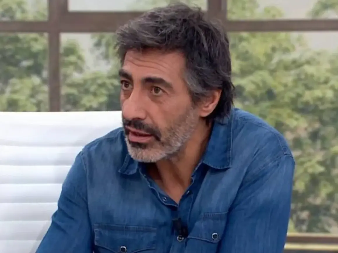 Juan del Val, con su característica barba y camisa vaquera, reflexiona en un plató de televisión.