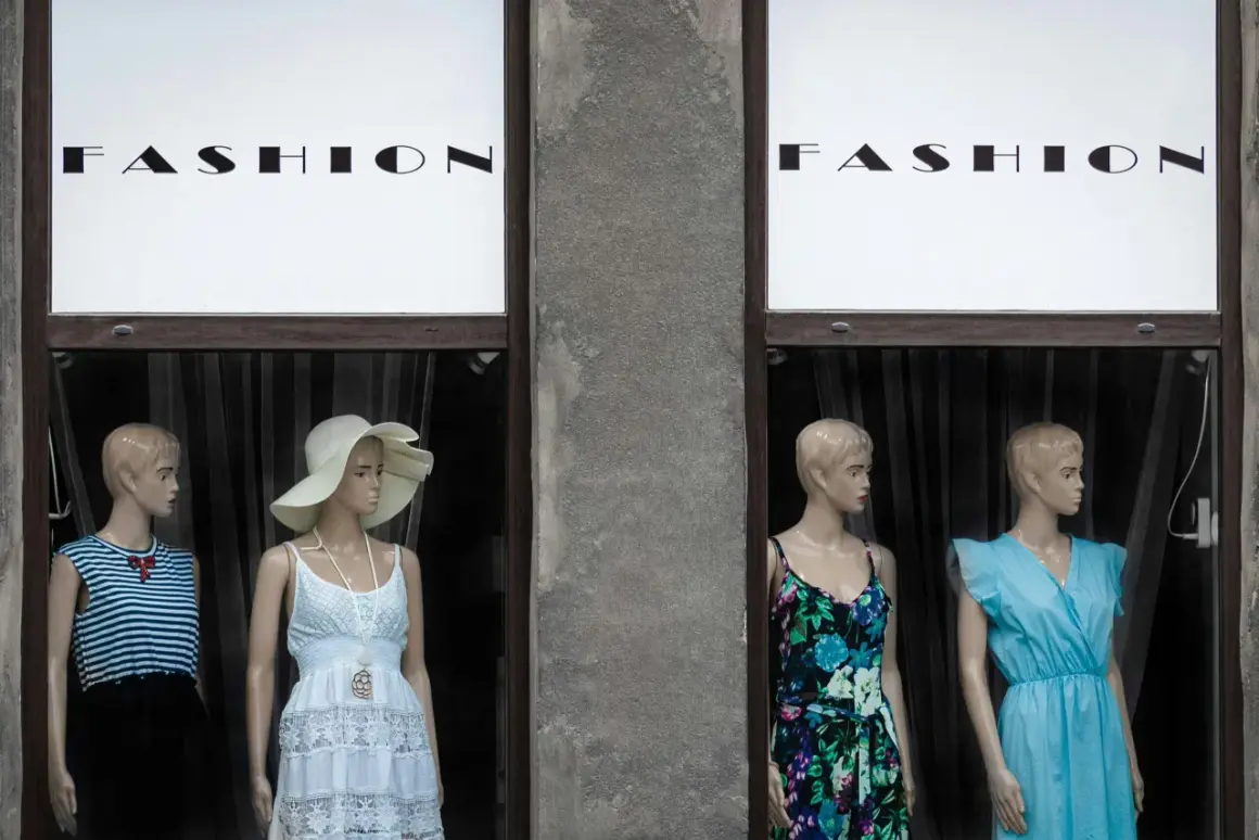 Maniquíes exhiben ropa de verano, un escaparate que celebra el derecho de la moda.