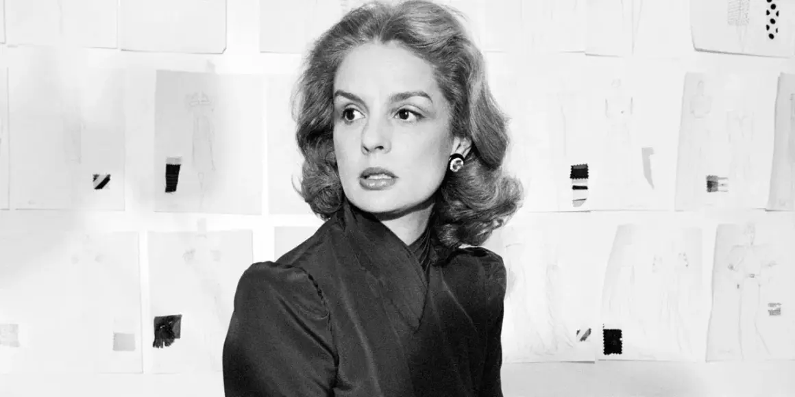 Carolina Herrera, rodeada de bocetos de moda, inspira con su mirada.