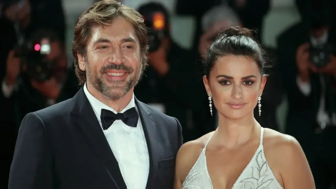 Javier Bardem y Penélope Cruz, padres de dos hijos, posan sonrientes en un evento.
