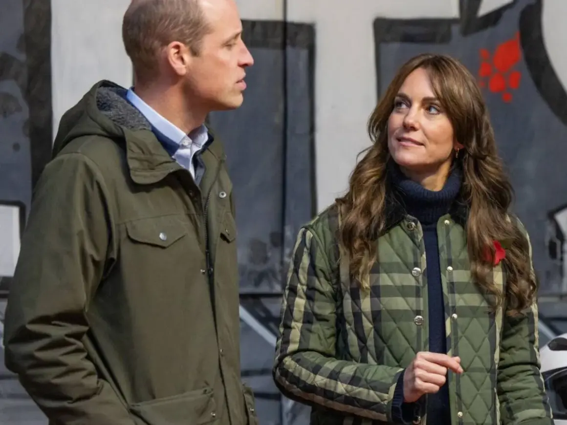 William van Wales y Kate Middleton, ambos con chaquetas, conversan frente a un mural.