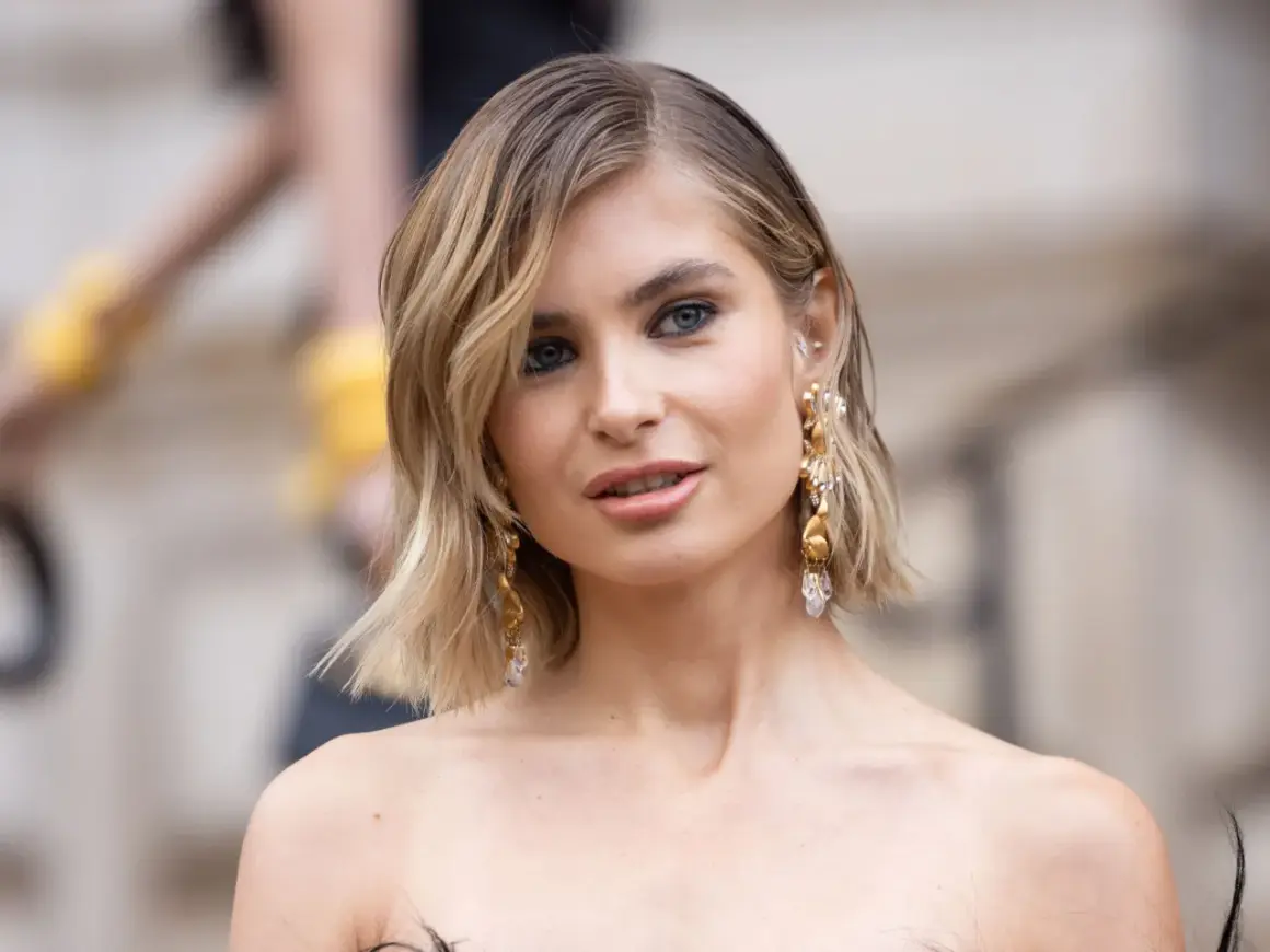 Mujer con un elegante corte bob a capas, aretes dorados y maquillaje sutil.