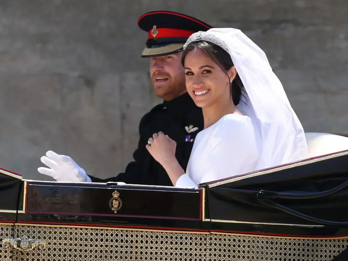Meghan Markle y el Príncipe Harry sonríen en su carruaje nupcial. La novia luce un velo y tiara deslumbrantes en su boda.