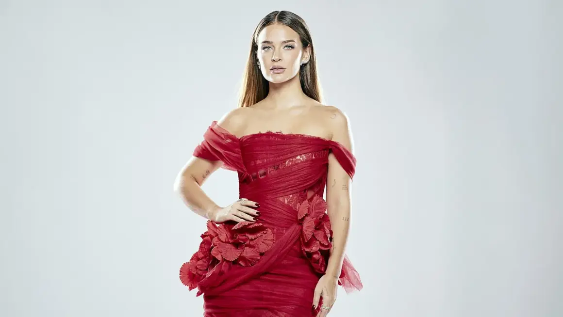 Laura Escanes, radiante con un vestido rojo de gala, lista para dar las campanadas.
