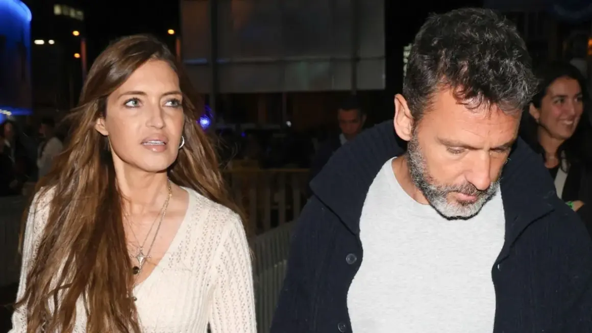 Sara Carbonero y su novio, Iker Casillas, pasean juntos.