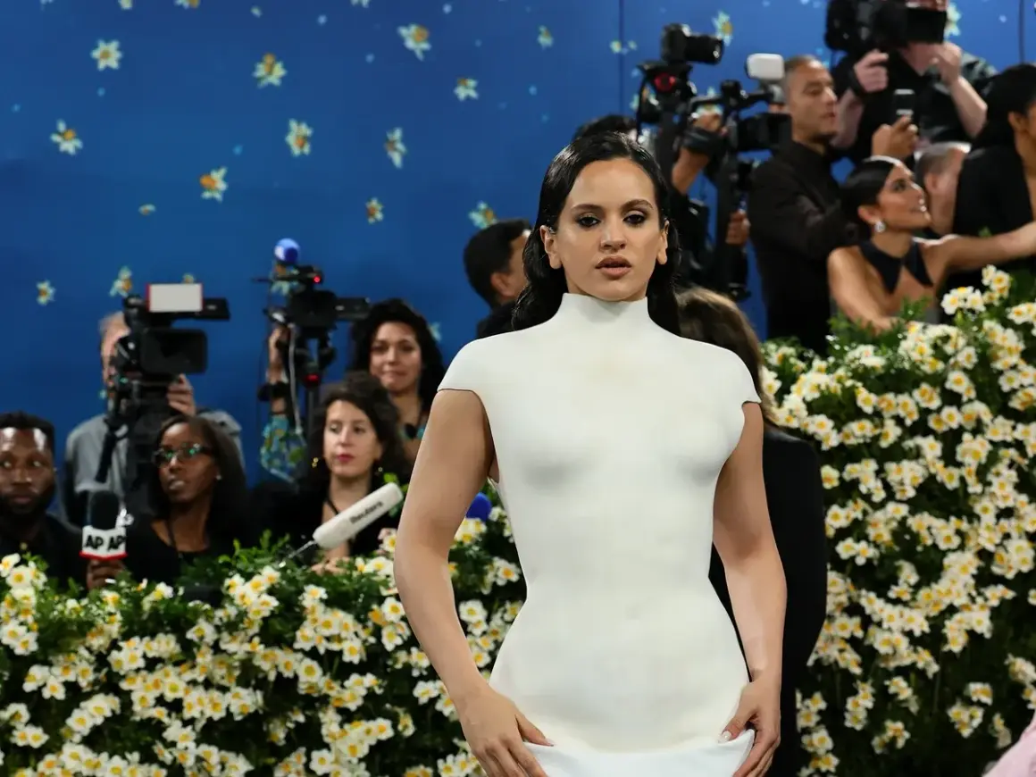 Rosalía deslumbró en la Met Gala con un vestido blanco escultural, rodeada de cámaras y flores.