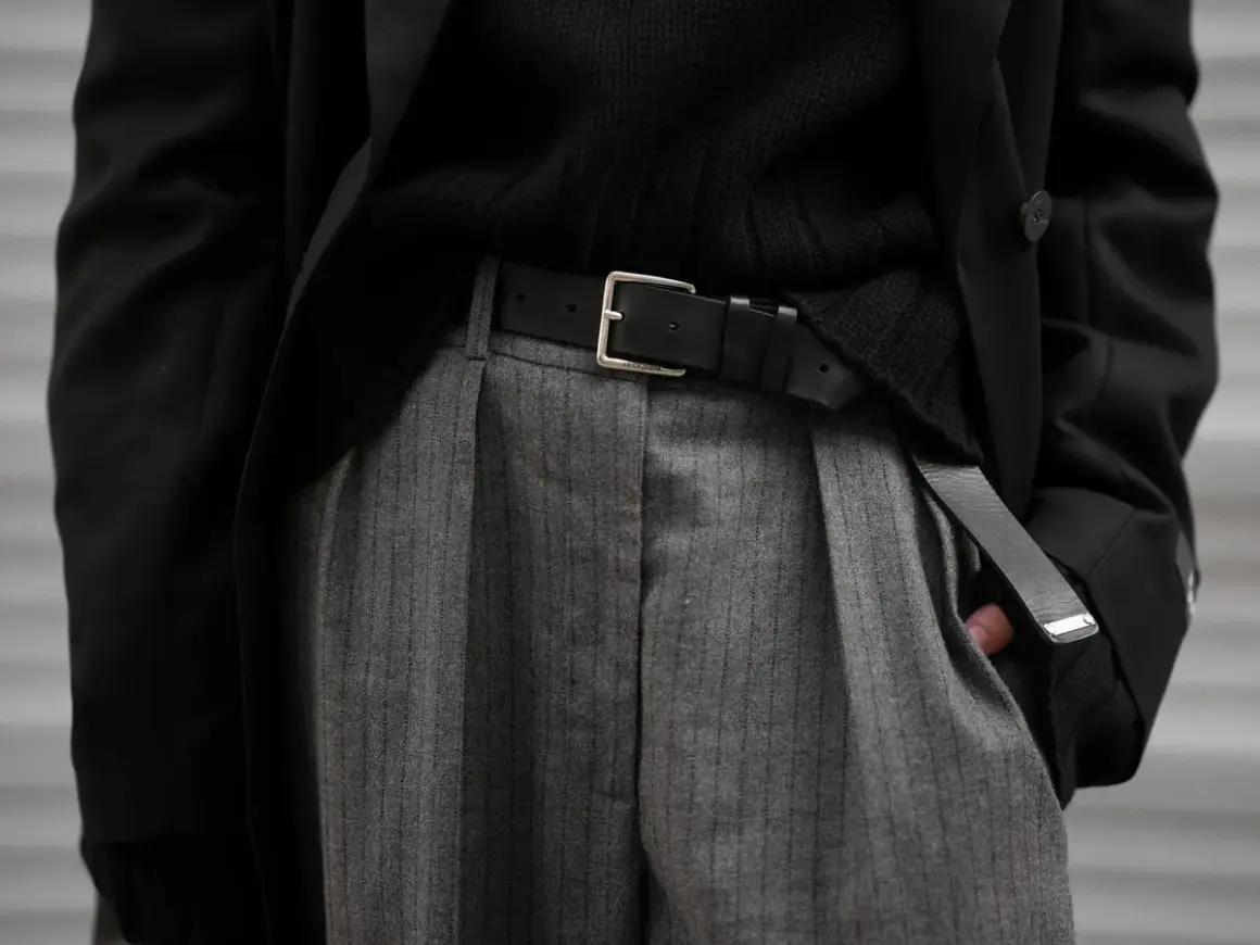 Look elegante con este outfit: cómo combinar pantalón raya diplomatica mujer con blazer negro y jersey.