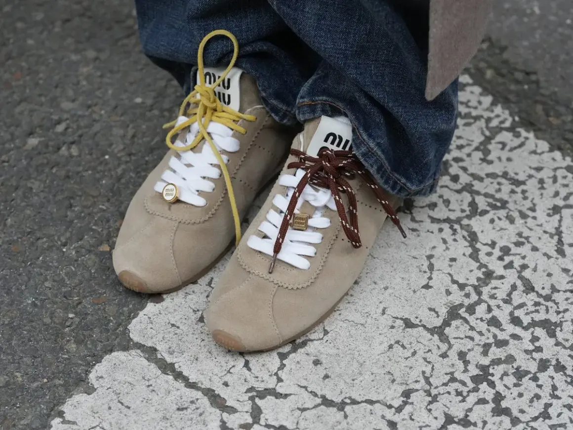 Zapatillas Miu Miu de ante beige, con cordones amarillos y marrones, un toque de zapatillas tendencia.