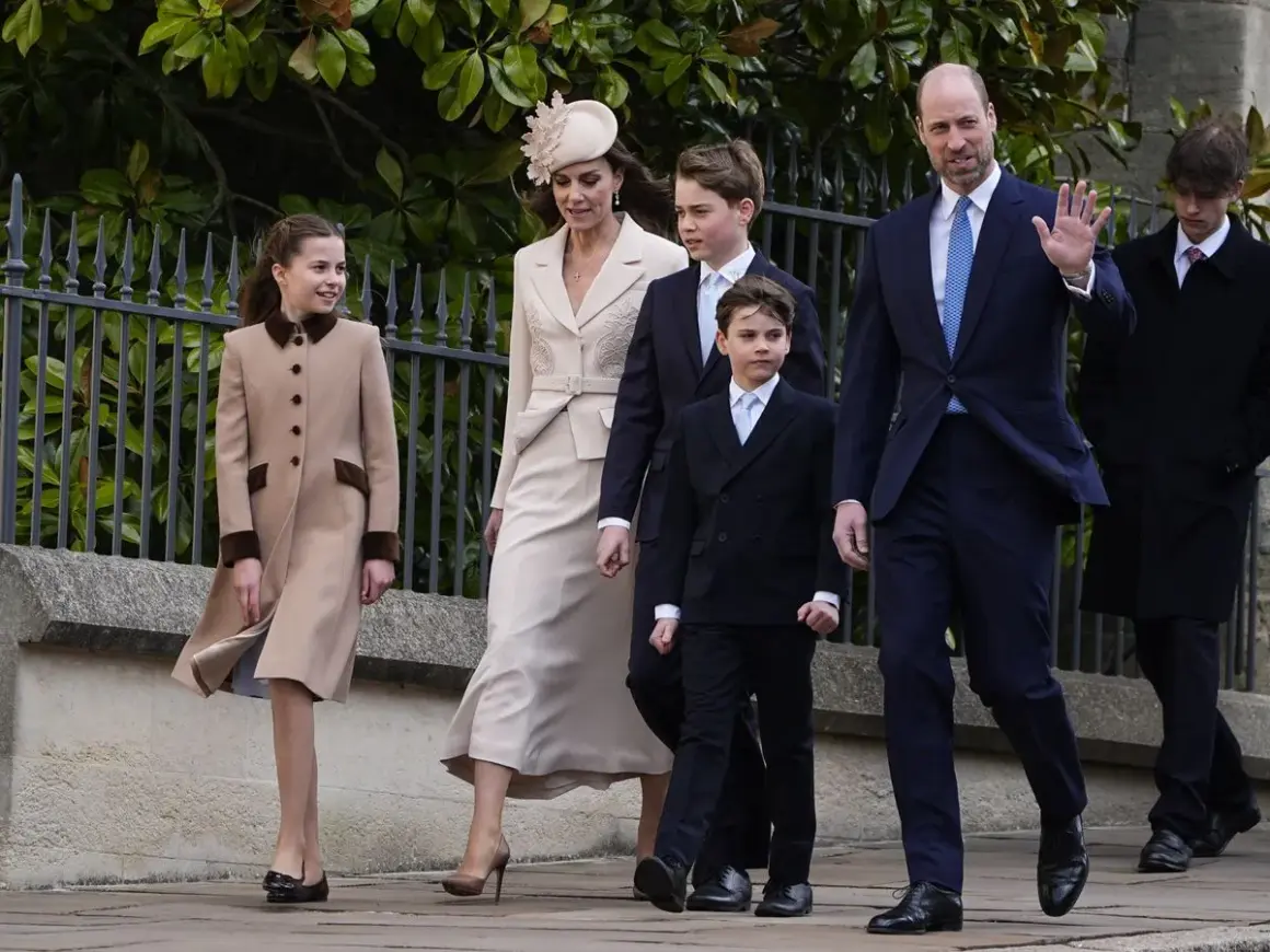 Kate Middleton hoy, junto a su familia, camina elegantemente. La princesa Charlotte, el príncipe George y el príncipe Louis la acompañan.
