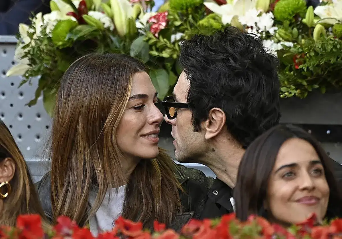 Javier Rey y Blanca Su&aacute;rez, en un momento &iacute;ntimo, rodeados de flores y p&uacute;blico.