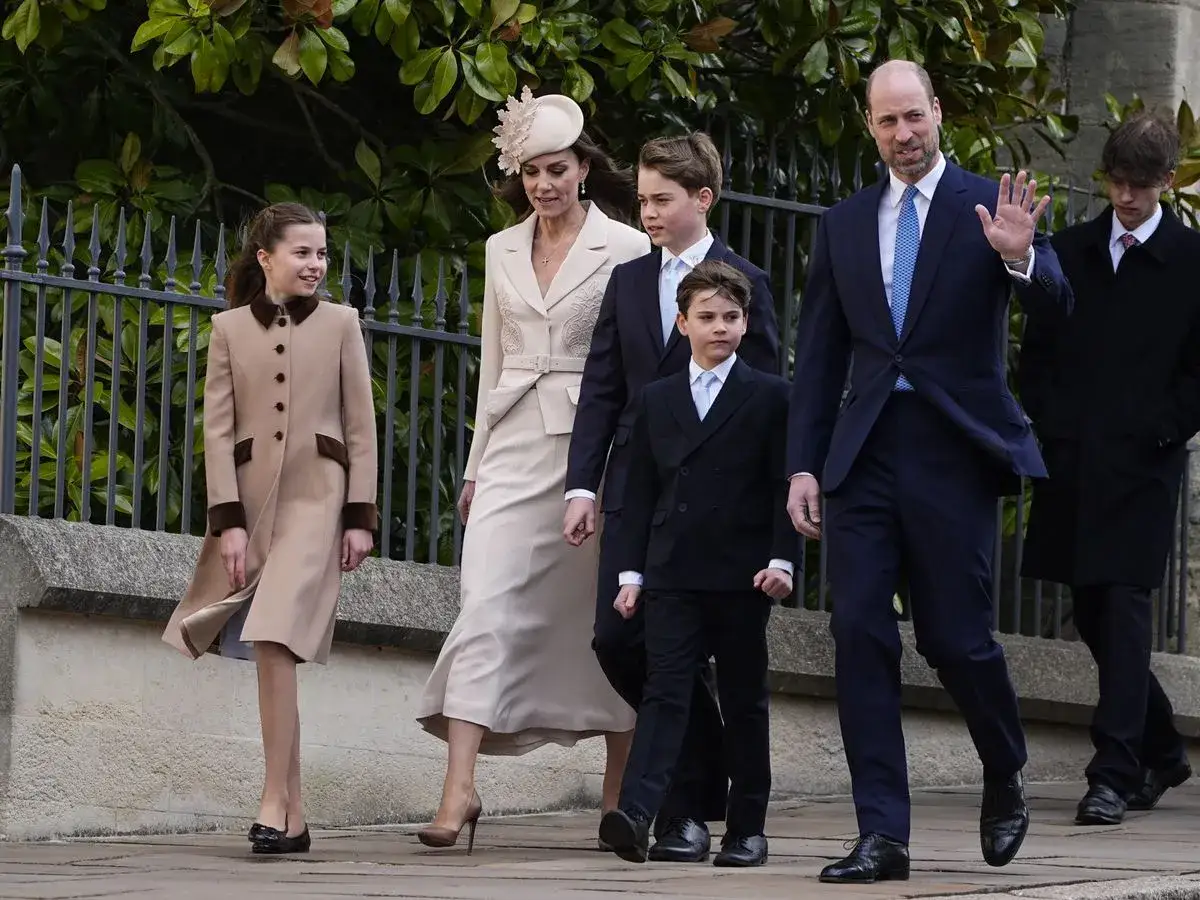 Kate Middleton hoy, junto a su familia, camina con elegancia. El príncipe William saluda.