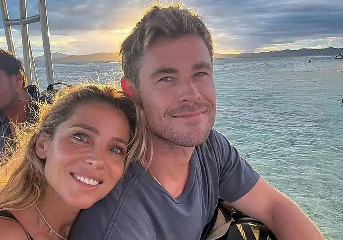Chris Hemsworth y su esposa disfrutan de un atardecer en el mar. Sus hijos, India, Sasha y Tristan, seguramente se divierten cerca.