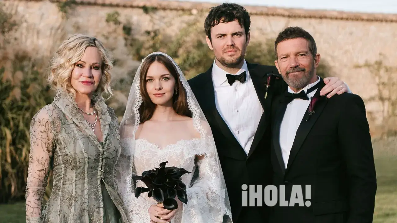 Stella Banderas, su novio y Antonio Banderas celebran en una boda.