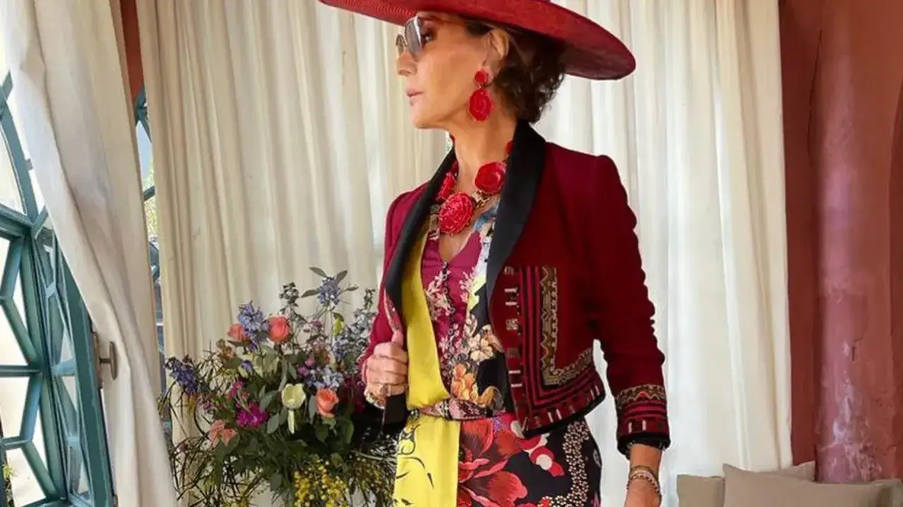 Naty Abascal luce un espectacular traje rojo con estampado floral y sombrero a juego, lista para un evento.
