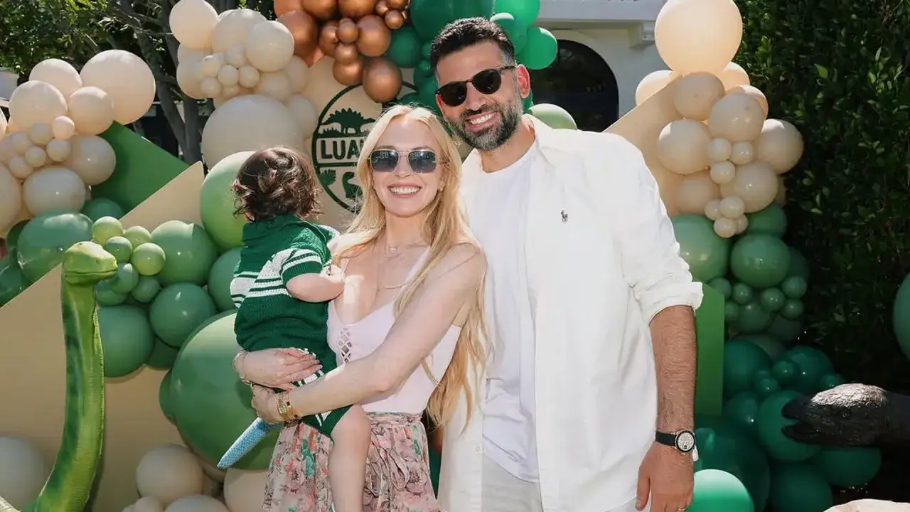 Bader Shammas sonríe junto a su familia en una fiesta temática de dinosaurios.